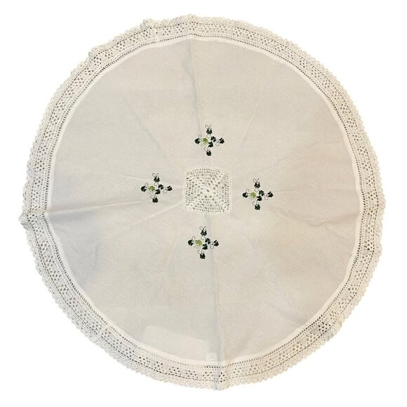 Blarney Irish Tablecloth Round with embroidered Green Shamrocks and Crocheting - Picture 1 of 16